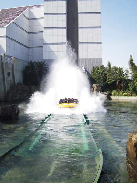 人気のウォーターライド「ジュラシック・パーク・ザ・ライド」/ユニバーサル・スタジオ・ジャパン(大阪市)