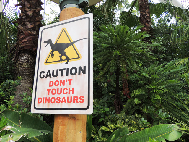 危険を告げる看板の後方に生えている樹木はジュラシック・ツリー/ユニバーサル・スタジオ・ジャパン(大阪市)