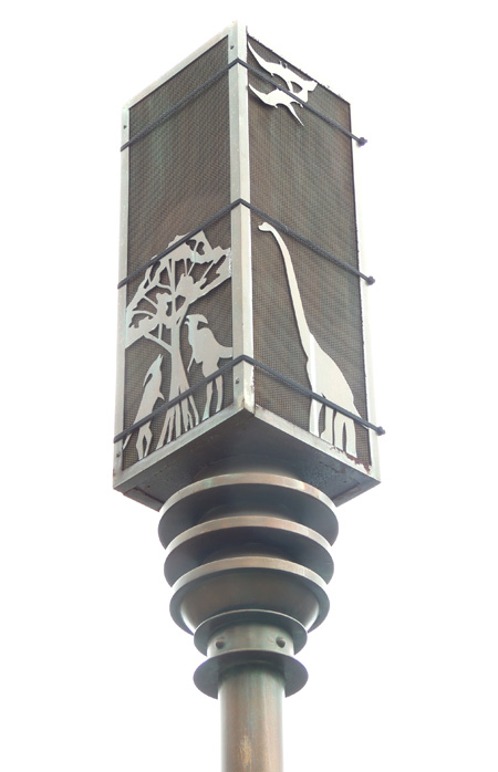 夜になると点灯する恐竜の影絵のようなデザインのライト/ユニバーサル・スタジオ・ジャパン(大阪市)