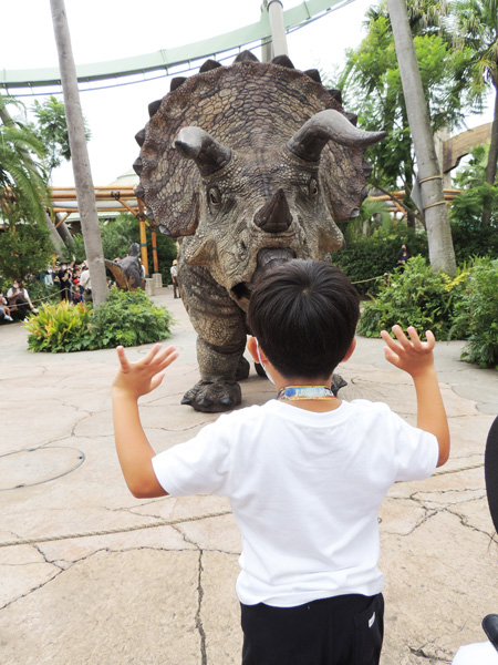 手を振ったりすると恐竜が近寄ってきてくれる/ユニバーサル・スタジオ・ジャパン(大阪市)