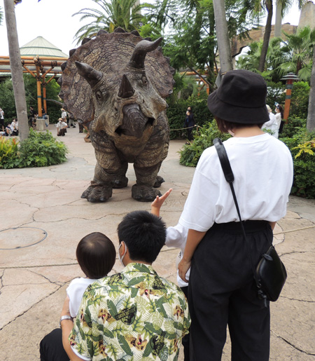 子ども連れのファミリーに気づいた/ユニバーサル・スタジオ・ジャパン(大阪市)