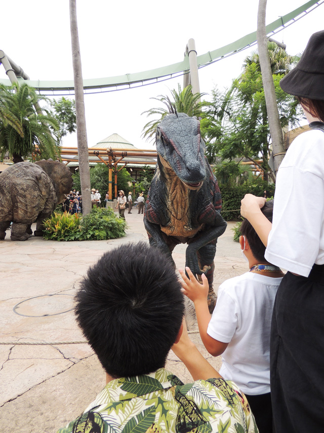 子どもたちのほうに向かって歩いてきた/ユニバーサル・スタジオ・ジャパン(大阪市)