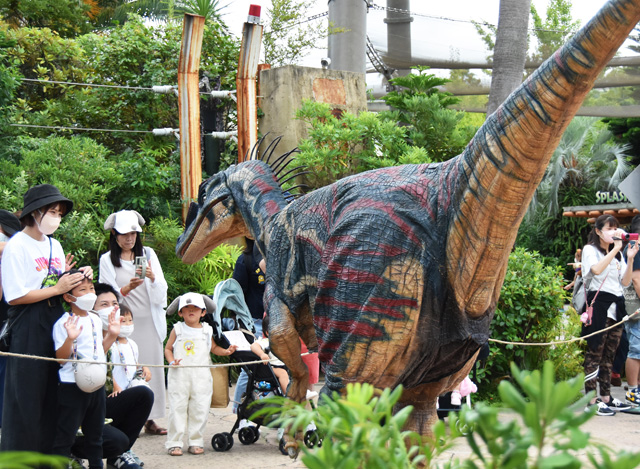 動く恐竜と間近で目を合わせるなんて、すごい体験/ユニバーサル・スタジオ・ジャパン(大阪市)