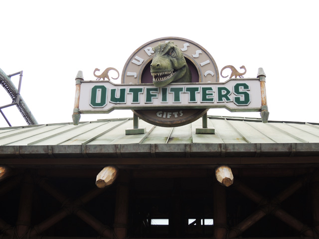 入口上部の店名が書かれた看板にもティラノサウルス/ユニバーサル・スタジオ・ジャパン(大阪市)