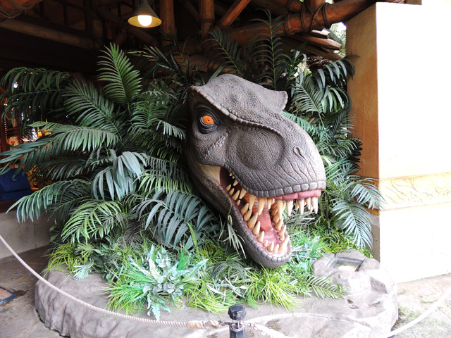 看板の下にもっと大きなティラノサウルスの顔/ユニバーサル・スタジオ・ジャパン(大阪市)