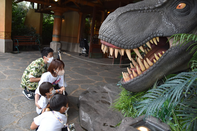 家族みんなでティラノサウルスの口の中をのぞいてみよう/ユニバーサル・スタジオ・ジャパン(大阪市)