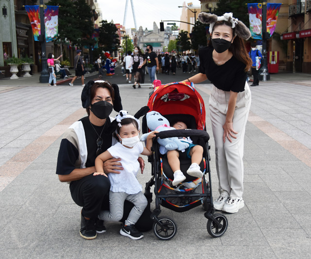 入口を入ってすぐの場所で記念撮影／ユニバーサル・スタジオ・ジャパン（大阪市）