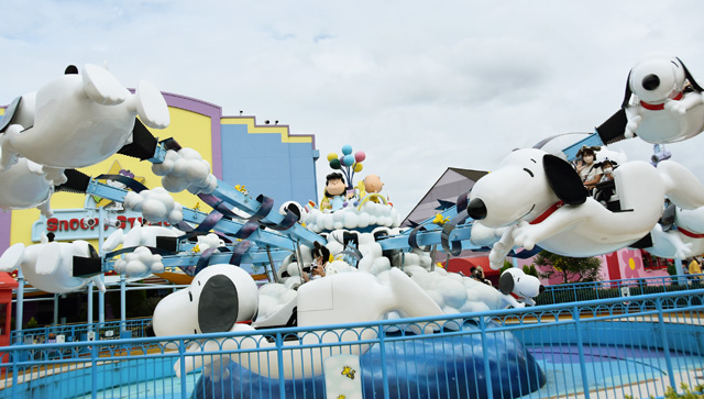 エリアに入ると最初に目に飛び込んでくる「フライング・スヌーピー」／ユニバーサル・スタジオ・ジャパン（大阪市）