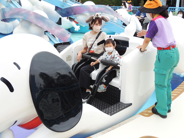 2人乗りのスヌーピーライドに乗って空の旅へ／ユニバーサル・スタジオ・ジャパン（大阪市）