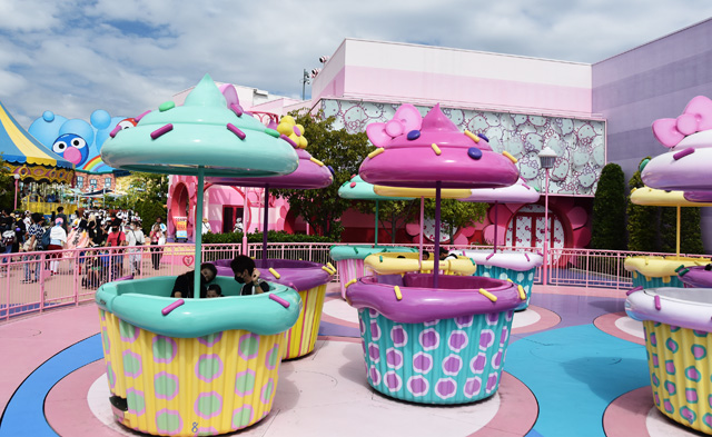 可愛いカップケーキがクルクル回転する「ハローキティのカップケーキ・ドリーム」／ユニバーサル・スタジオ・ジャパン（大阪市）