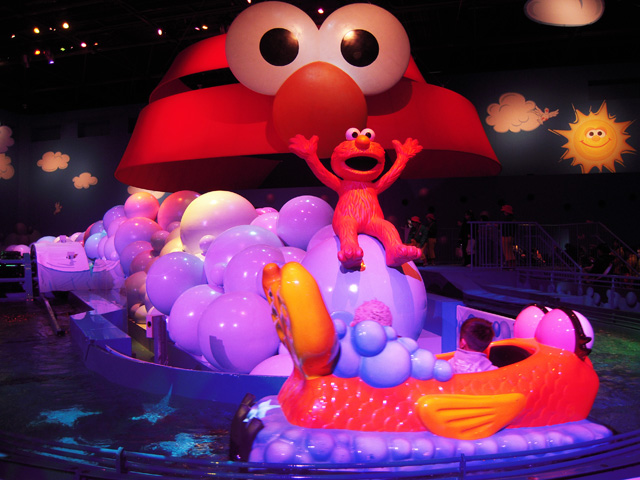 小型のウォーターライド「エルモのバブル・バブル」／ユニバーサル・スタジオ・ジャパン（大阪市）