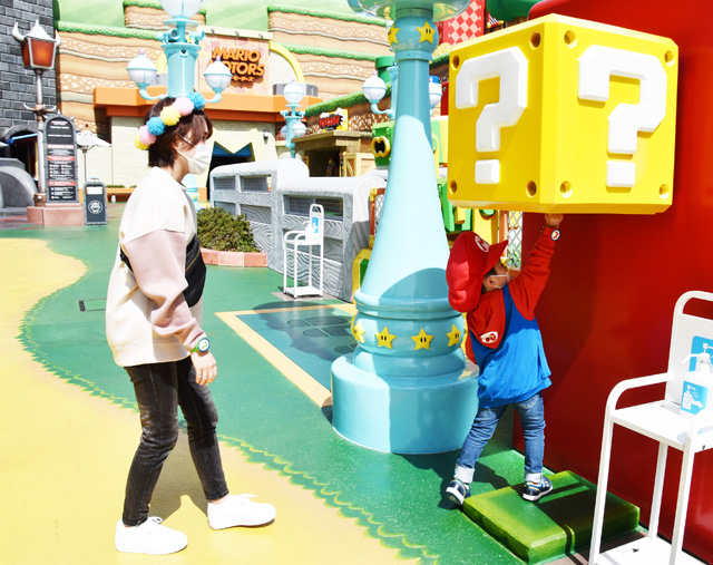 ハテナブロックなどを下からパンチするとポイントがたまる／ユニバーサル・スタジオ・ジャパン（大阪市）