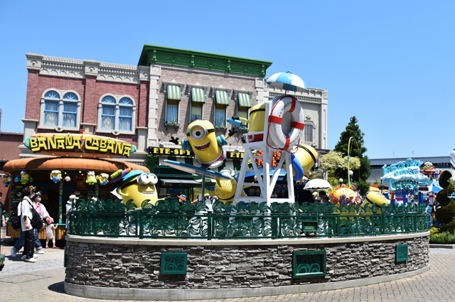 「ミニオン・パーク」エリア内にある楽しそうなデコレーション／ユニバーサル・スタジオ・ジャパン（大阪市）