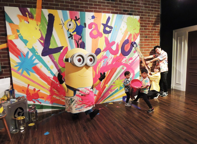ミニオンと大きなキャンバスの前でポーズ／ユニバーサル・スタジオ・ジャパン（大阪市）