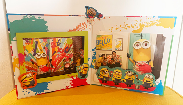 可愛いデザインのフォトフォルダーに入れた写真2枚／ユニバーサル・スタジオ・ジャパン（大阪市）