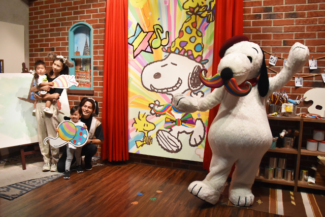 カラフルなヒゲをつけたスヌーピーとポップなショットを／ユニバーサル・スタジオ・ジャパン（大阪市）