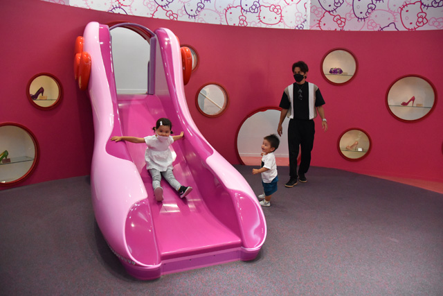 ピンクのハイヒール型のすべり台／ユニバーサル・スタジオ・ジャパン（大阪市）