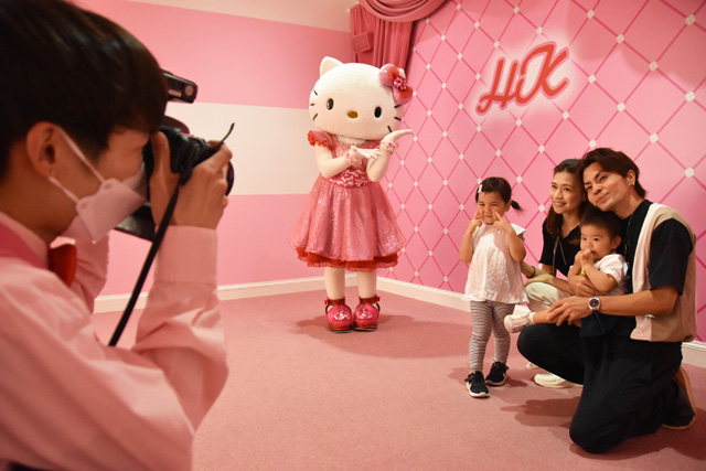 コースの最後でハローキティと会えて記念撮影／ユニバーサル・スタジオ・ジャパン（大阪市）