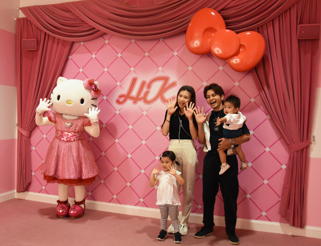 ハローキティと一緒に可愛くポーズ／ユニバーサル・スタジオ・ジャパン（大阪市）
