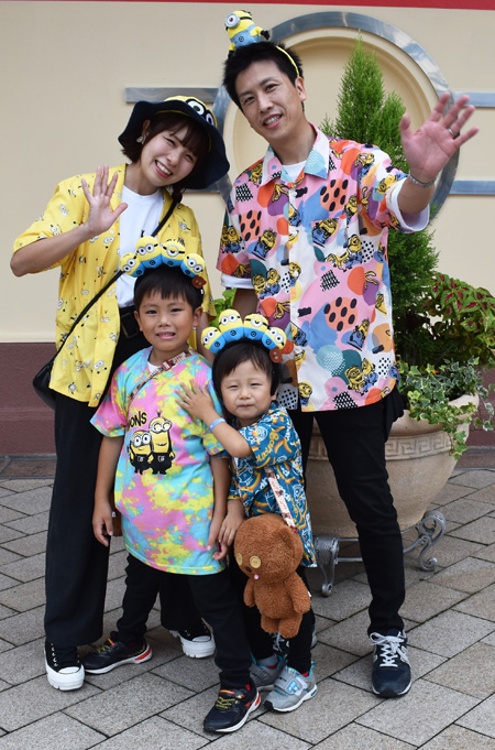 家族4人揃ってミニオングッズでコーデ／ユニバーサル・スタジオ・ジャパン（大阪市）