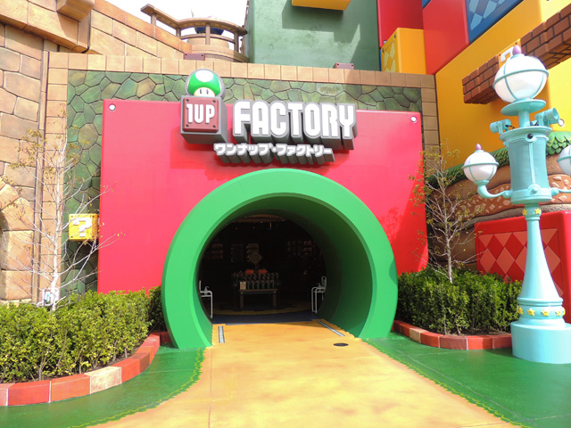 「ワンナップ・ファクトリー」エリア内にあるショップにはマリオ関係のグッズがいっぱい／ユニバーサル・スタジオ・ジャパン（大阪市）