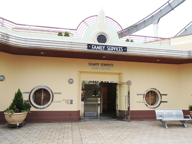 エントランスの左方面にある「ファミリーサービス」／ユニバーサル・スタジオ・ジャパン（大阪市）