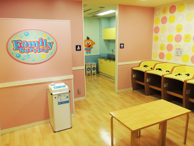 ベビーベッドやおむつ専用のゴミ箱などがある／ユニバーサル・スタジオ・ジャパン（大阪市）