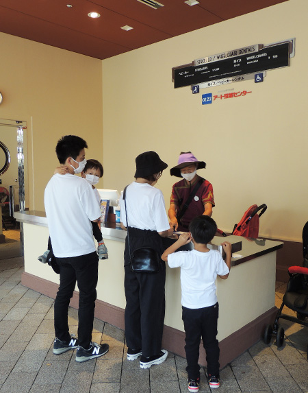 エントランスを入って右側のカウンターでベビーカーのレンタル／ユニバーサル・スタジオ・ジャパン（大阪市）