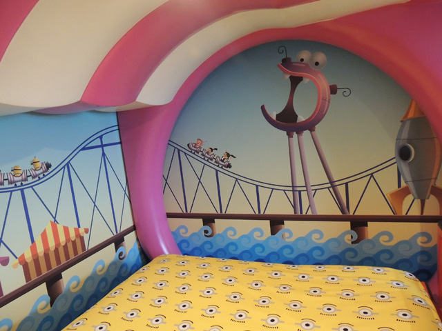 壁にはミニオンや3姉妹がジェットコースターに乗っている様子が描かれている／ユニバーサル・スタジオ・ジャパン（大阪市）