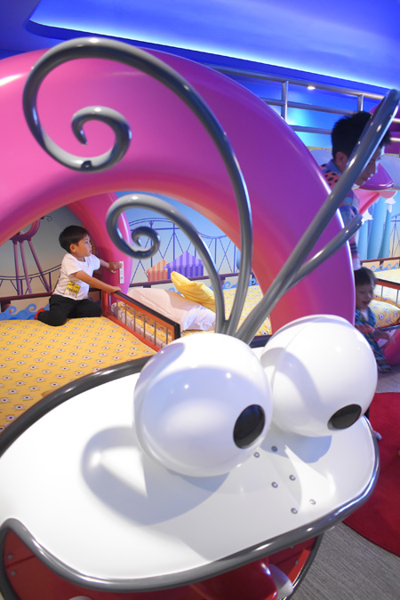 どこに電気のスイッチがあるのか探すのに夢中／ユニバーサル・スタジオ・ジャパン（大阪市）