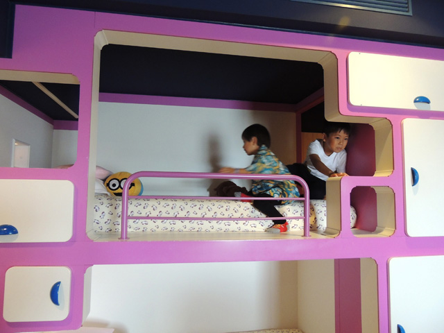 飾り棚のような2段ベッドが子どもたちは大好き／ユニバーサル・スタジオ・ジャパン（大阪市）