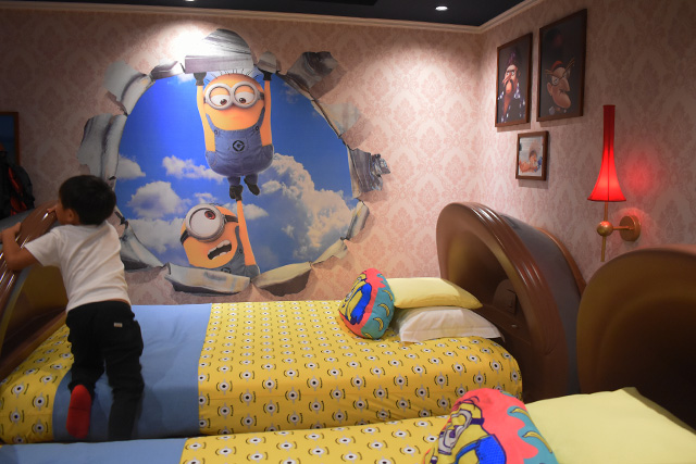 ミニオンが壁や天井に穴をあけてしまったようですよ～／ユニバーサル・スタジオ・ジャパン（大阪市）