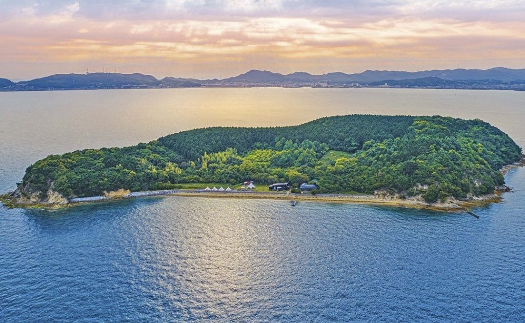 無人島をまるごと貸切！「瀬戸内 貸切 無人島 KUJIRA-JIMA」で優雅に