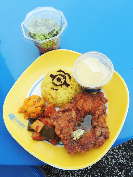 ボリューム満点の「ミニオン・フライドチキンプレート」/ユニバーサル・スタジオ・ジャパン(大阪市)