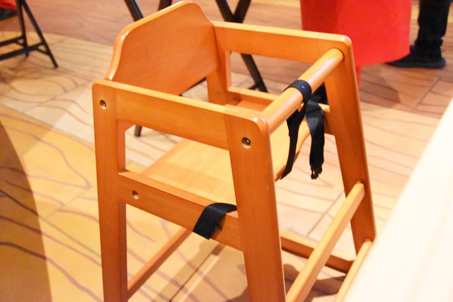 全店舗にキッズ用の椅子は用意されている/ユニバーサル・スタジオ・ジャパン(大阪市)