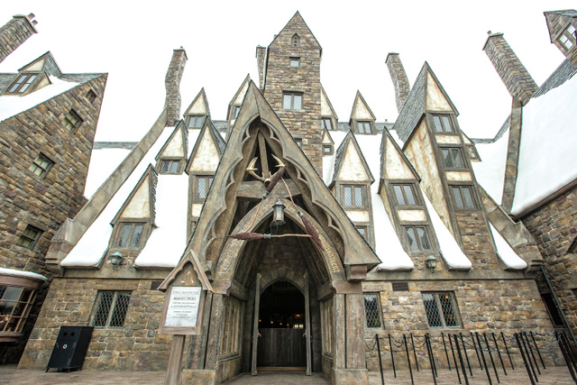 映画の世界観があふれている、「三本の箒(ほうき)」外観/ユニバーサル・スタジオ・ジャパン(大阪市)