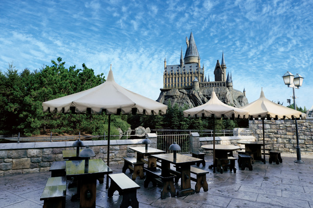 テラス席から見るホグワーツ城の風景は格別/ユニバーサル・スタジオ・ジャパン(大阪市)