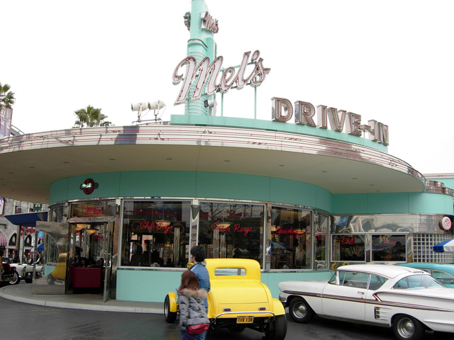 店外にある車もレトロな「メルズ・ドライブイン」外観/ユニバーサル・スタジオ・ジャパン(大阪市)