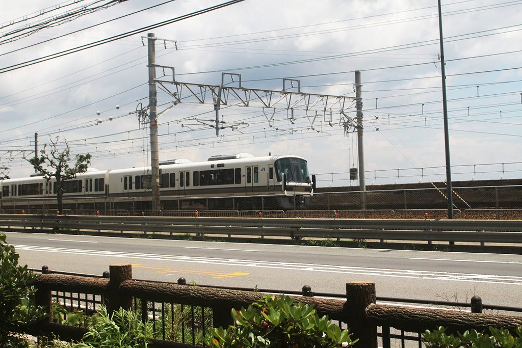 海沿いの線路を走る電車/須磨浦公園（兵庫県/神戸市）