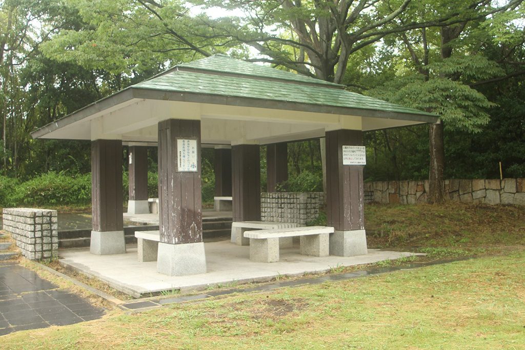 屋根付きのテーブルとベンチ/奥須磨公園(兵庫県/神戸市)