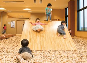 木の室内創造あそび場 感性の森（宮城県）で子どもの感性を育もう！