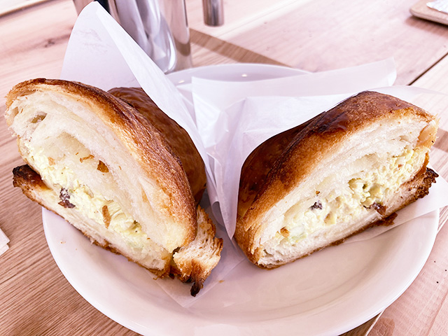 ZEBRA Coffee ＆ Croissant稲城中央公園店の大ぶりクロワッサンパニーニ（東京都/稲城市）