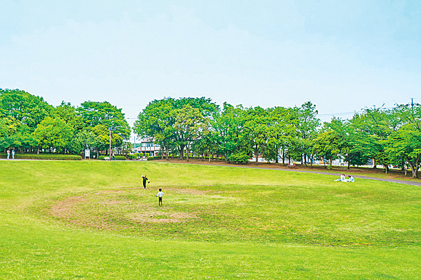 稲城中央公園の芝生広場（東京都/稲城市）