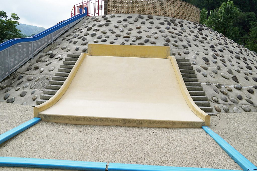 幼児向けの低い滑り台/宝が池公園 子どもの楽園（京都府/京都市）