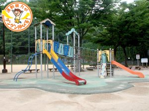 夜景の名所「ヴィーナスブリッジ」がある諏訪山公園（神戸市中央区）で、遊具遊びやお花見を楽しもう