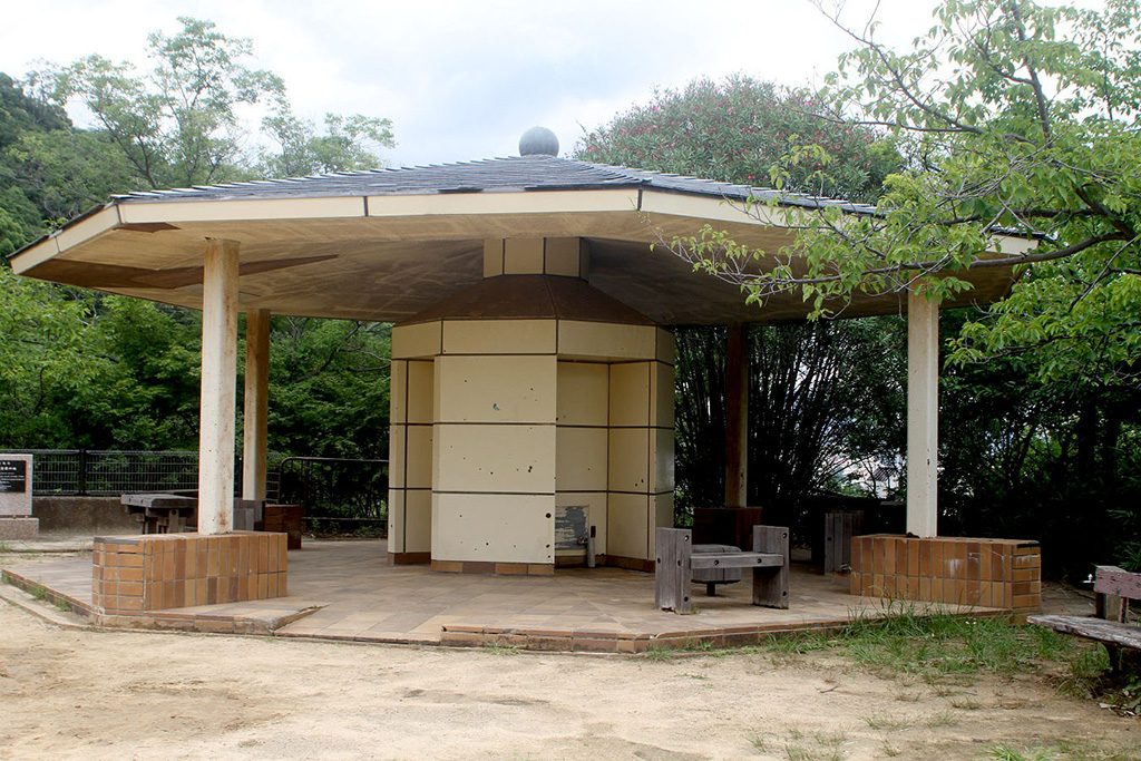 屋根付きのベンチ/諏訪山公園（兵庫県/神戸市）
