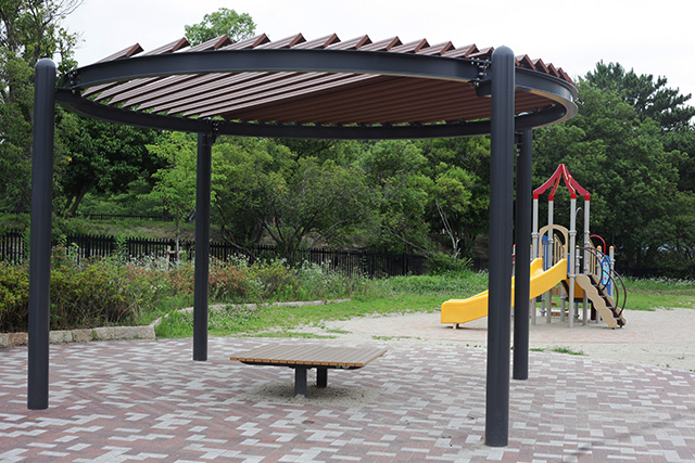 屋根付きのイス/服部緑地（大阪府/豊中市）