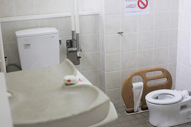 優先トイレには小さい子用の便座/服部緑地（大阪府/豊中市）