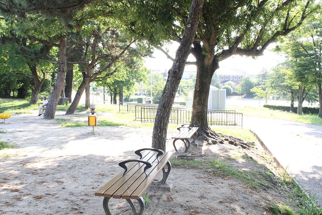 日陰のベンチ/樫ノ木公園(大阪府/豊中市)