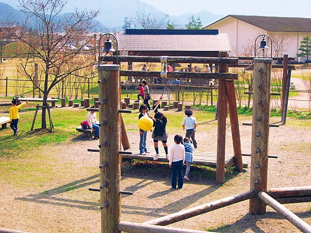 木製遊具や、ピクニックができる芝生広場/道の駅 たかはた(山形県/高畠町)